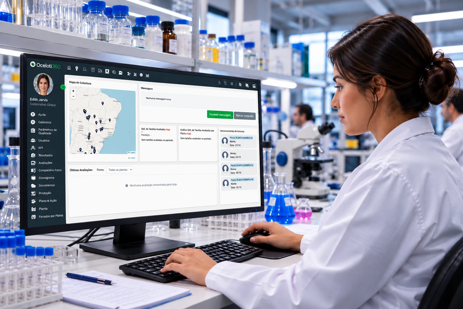 Analista de laboratório acompanhando as avaliações do Oceloti 360 no computador